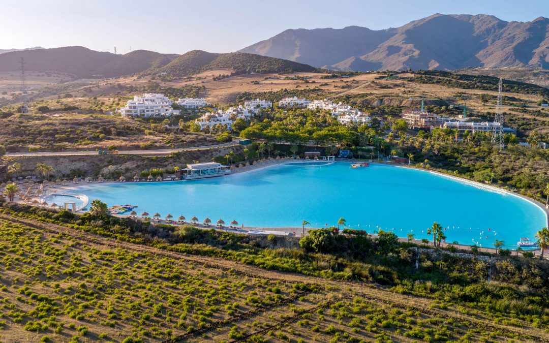 -Descubre la Joya de Andalucía: La Laguna de la Alcazaba – Tu puerta al lujo, la aventura y el deleite culinario